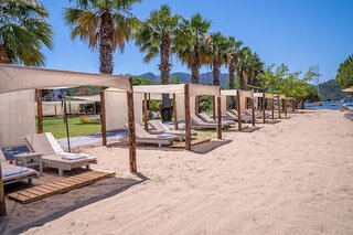 Chillos Beach Hotel & Lounge